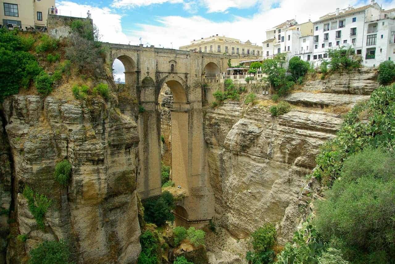 Een beeld van een oude brug in het Spaanse stadje Ronda.
