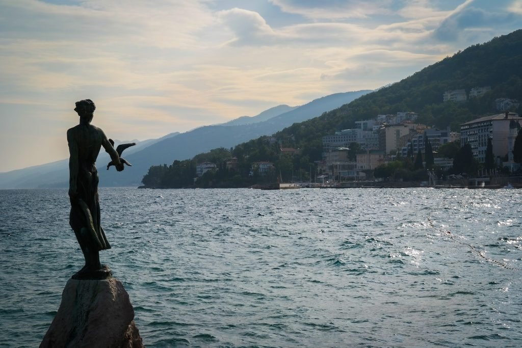 Eilandhoppen in Kroatië - standbeeld van Opatija