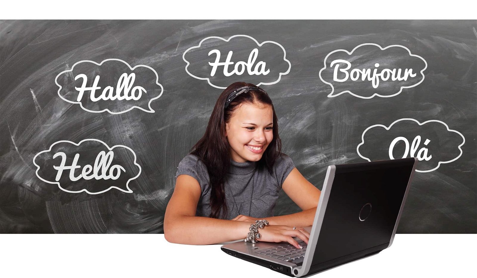 Meisje kijkt naar laptop en is omringd door het woordje 'Hallo' in verschillende talen.