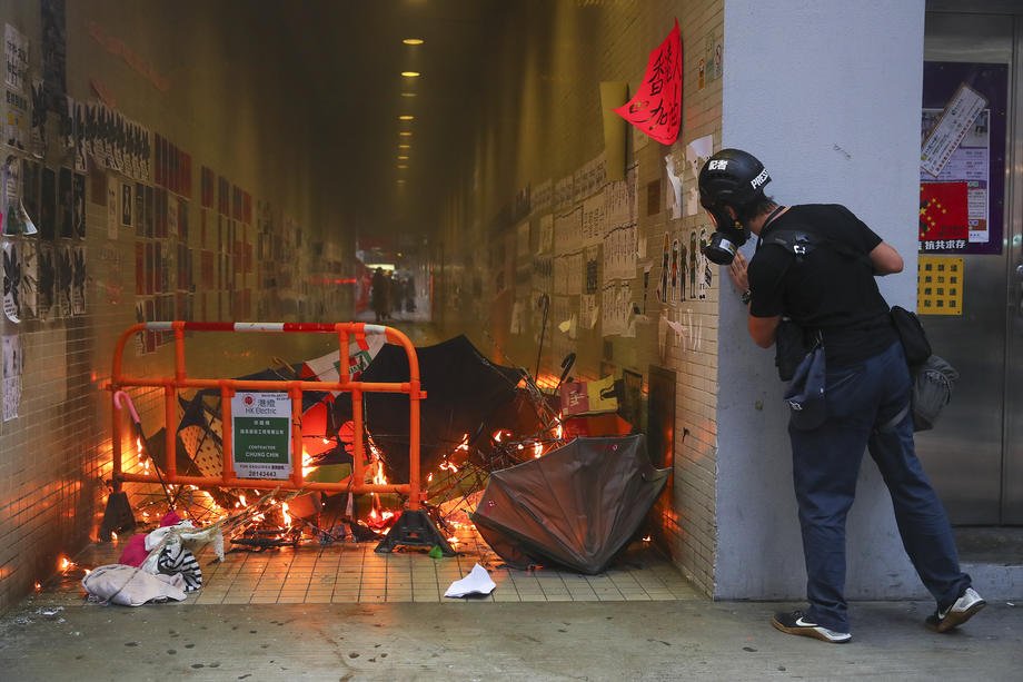 Treinstation in Hongkong vat vuur na demonstraties