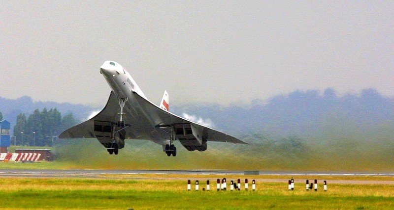 Een Concorde van BA stijgt op.